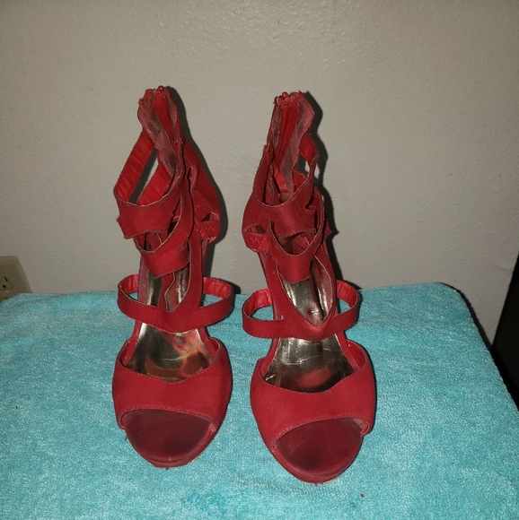 Red heels - Picture 3 of 4